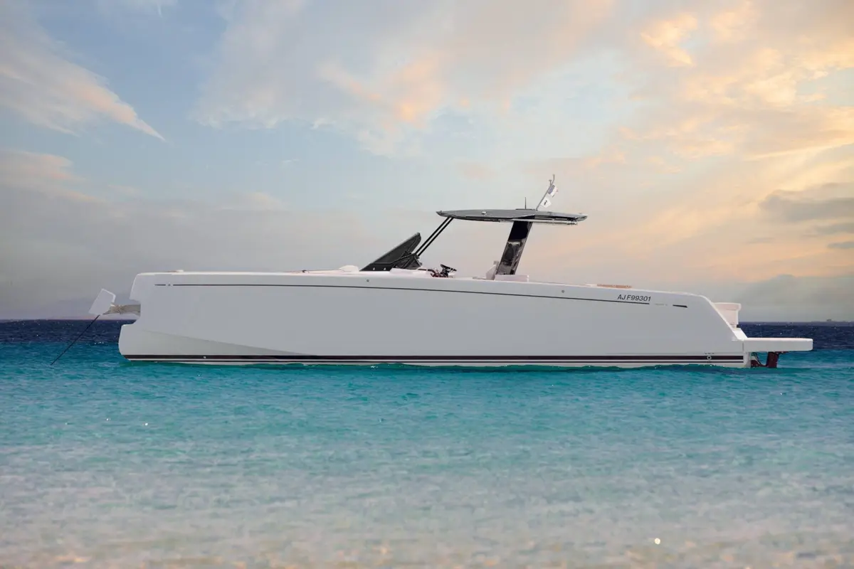 Pardo 43, exterior — Menorca Yacht Rental, Menorca. Open decks, quick pace, all-day coastal freedom