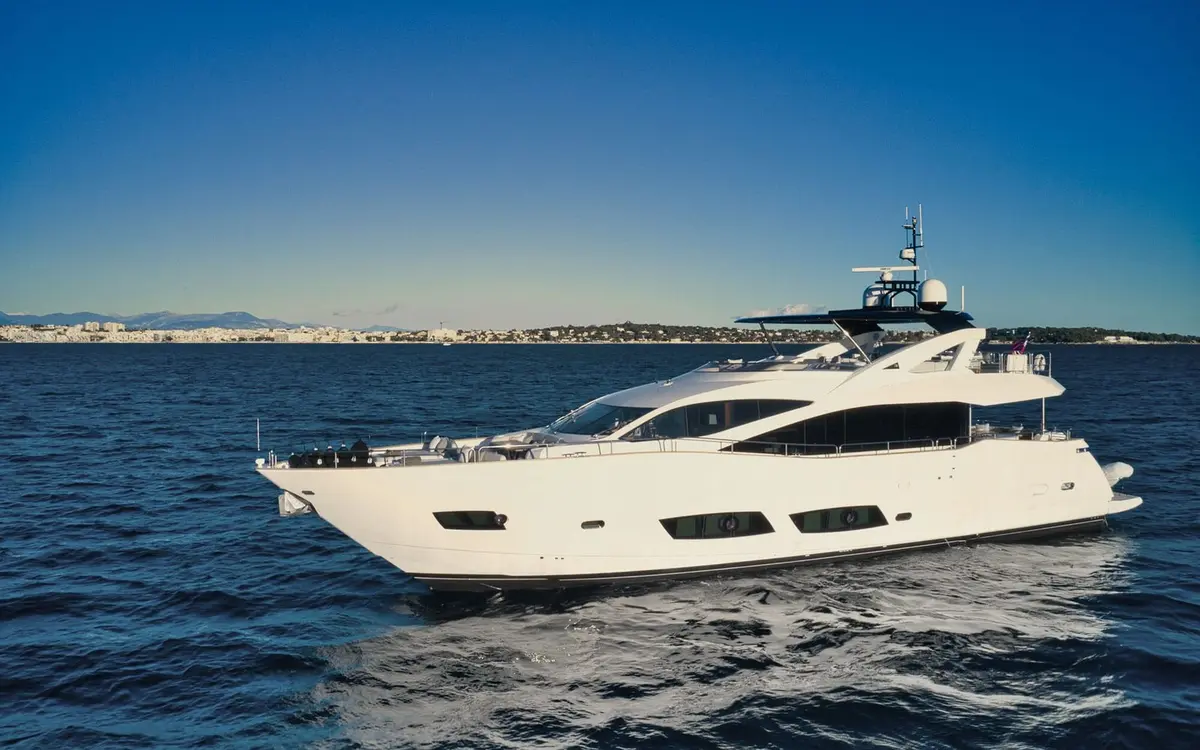 Sunseeker 90, main deck — Menorca Yacht Rental, Menorca. Fast lines, four cabins, an open flybridge