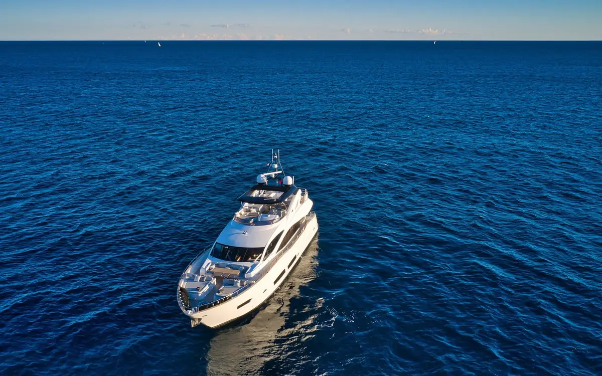 Sunseeker 90, salon — Menorca Yacht Rental, Menorca. Fast lines, four cabins, an open flybridge